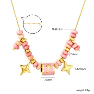 Détail du collier de perles roses avec étoiles à quatre branches et tailles