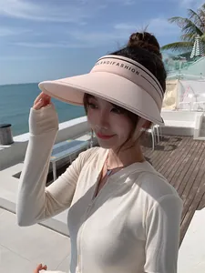Vue détaillée d'une visière rose pour femme avec large bord noir