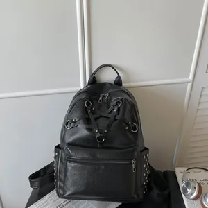 Detailansicht der sternförmigen Riemen und Nieten auf einem schwarzen Punk-Rucksack