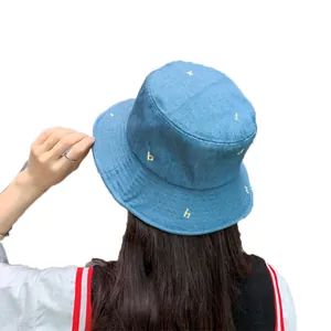 Sombrero de pescador de mezclilla azul clásico con letras amarillas bordadas para el sol