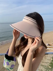 Visière rose élégante à large bord pour femme, idéale pour la plage et la protection solaire