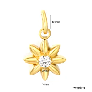 Gros plan du pendentif fleur dorée avec zircons clairs et dimensions du produit