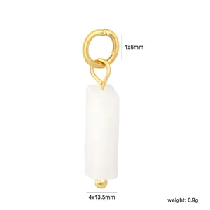 Eleganter weißer unregelmäßiger Natursteinanhänger mit Goldring für DIY-Schmuckprojekte