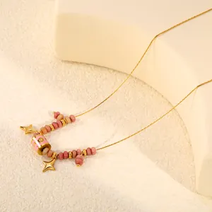 Gros plan d'un collier étoile à quatre branches et perles de boulier avec pierres roses