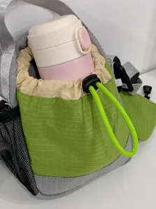 Detail van trekkoord telefoontasje capaciteit met 330 ml waterfles
