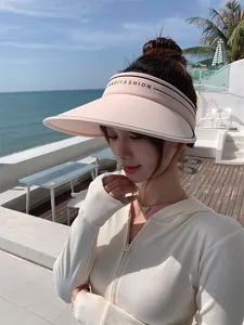 Mannequin asiatique portant une visière rose à large bord avec texte LANDIFASHION