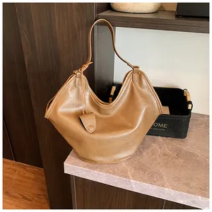 Large capacity camel brown slouchy hobo underarm tote bag for daily fashion styling