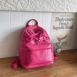 Vorderansicht eines pinkfarbenen Lederrucksacks mit Pentagramm-Riemen und Metallnieten.