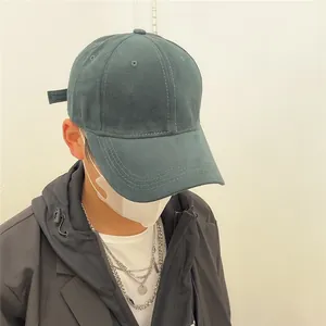 Gros plan d'une casquette de baseball en coton brossé de couleur vert foncé