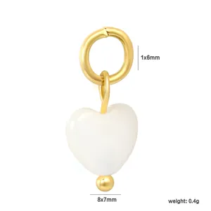 Détail du pendentif coeur en pierre avec dimensions 8x7mm et anneau en acier doré