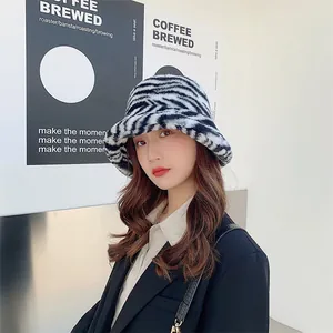 Femme élégante portant un chapeau bob en peluche à motif zèbre noir et blanc pour l'hiver