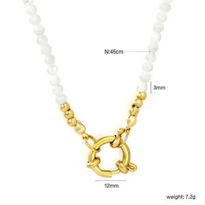 Détail d'un collier en pierre naturelle blanche avec fermoir doré de 12mm et dimensions.