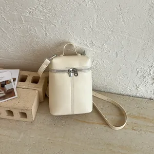 Borsa a tracolla minimalista per cellulare color panna con manico e dettagli zip