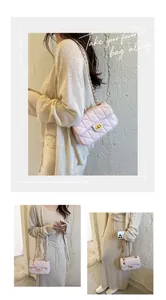 Detail van een roze gewatteerde crossbodytas met gouden ketting op een model