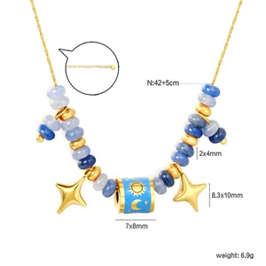 Vue détaillée du collier de perles abaque avec breloques étoiles et motifs soleil-lune