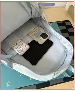 Dettaglio dell'interno dello zaino con tasche multiple e grande capacità di carico.