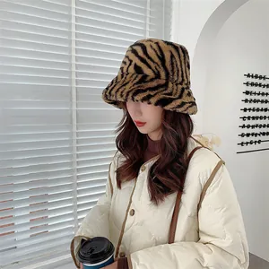 Femme élégante portant un chapeau bob en peluche à motif zébré pour le style hivernal