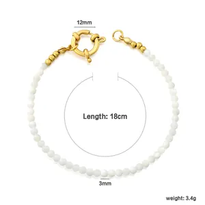 Vue détaillée d'un bracelet en perles blanches de 3mm avec un fermoir doré de 12mm
