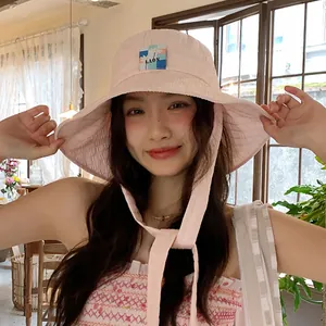 Elegante cappello pescatore a scacchi rosa con tesa larga e cinturino per il sole