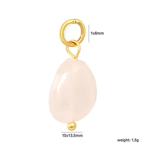 Vue détaillée d'un pendentif en pierre naturelle rose irrégulier avec anneau doré et mesures