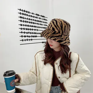 Vue détaillée d'un bob en peluche à motif zèbre à la mode pour femme porté par un mannequin.