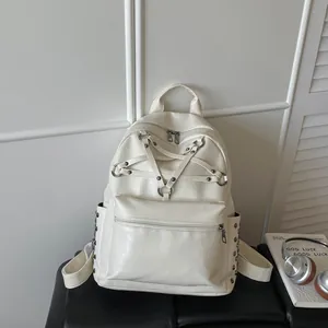 Weißer PU-Leder-Rucksack mit einzigartigem Pentagramm-Riemendesign und silbernen Nieten.