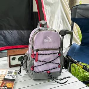 Detailansicht eines lila Wanderrucksacks in einem professionellen Outdoor-Camping-Setup