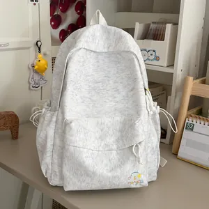 Grijze getextureerde rugzak in Koreaanse stijl met borduursel voor dagelijks gebruik.