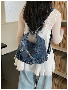 Sac à dos en jean vintage avec détails de veste de motard porté dans une bibliothèque