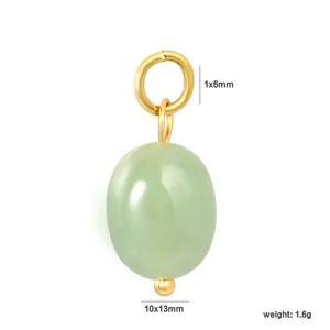 Vue détaillée d'un pendentif ovale en pierre vert clair avec boucle en acier inoxydable doré