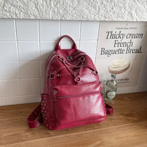 Vintage-Rucksack aus dunkelrotem Kunstleder mit silbernen Nieten und Ringdetails
