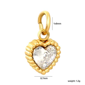 Hochwertiger goldener Edelstahl-Herzanhänger mit klarem Zirkon, Größe 8,7 mm, Gewicht 1,2 g.