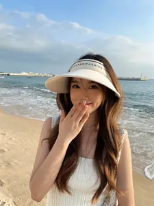 Visière pare-soleil élégante à large bord pour femmes pour protection UV à la plage en été