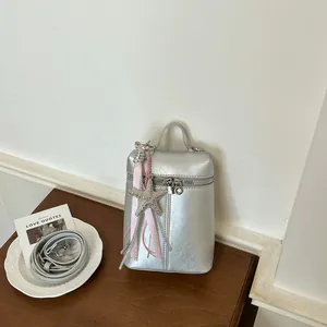 Borsa a tracolla argento per cellulare con ciondolo a stella marina e tracolla abbinata