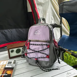 Kompakter lavendelfarbener leichter Wanderrucksack für Reisen in Camping-Umgebung