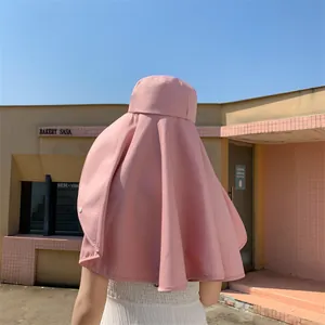 Rückansicht des stilvollen rosa Sonnenhuts mit breiter Krempe und integriertem Nackenschutz