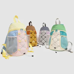 Vista detallada de cuatro mini mochilas de exterior coloridas en varios tonos pastel
