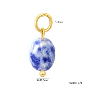 Vue détaillée montrant les dimensions du pendentif en pierre bleue de 8x10,5 mm