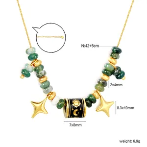 Vue détaillée du collier en perles vertes avec breloques étoiles et perle soleil-lune