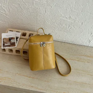 Dettaglio di un'elegante borsa a tracolla gialla minimalista in stile coreano