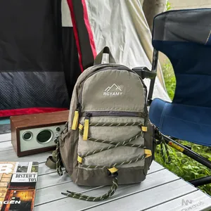 Detaillierte Nahaufnahme des leichten Wanderrucksacks in einer malerischen Campingumgebung