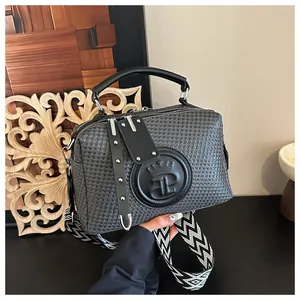 Elegante dunkelgraue gewebte Handtasche mit Griff und gemustertem breitem Tragegurt