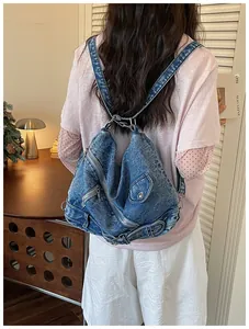 Vue détaillée d'un sac à dos rétro en denim bleu avec des accents de fermeture éclair