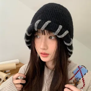 Gemütliche schwarze Strickmütze mit dicken grauen Nähten für einen stilvollen Winter-Look