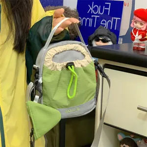 Sac à bandoulière léger vert et gris avec cordon de serrage pour la randonnée en plein air