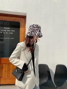 Gros plan d'un chapeau bob en peluche à motif zèbre élégant porté par un mannequin
