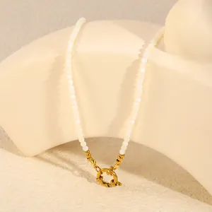 Détail du collier de perles en pierre naturelle blanche avec fermoir doré en acier