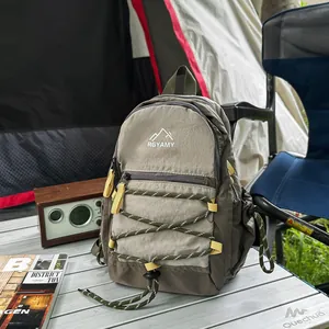 Detailansicht eines Wanderrucksacks mit elastischen Kordeln in einer Campingszene
