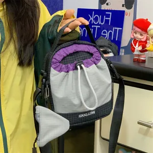 Gros plan d'un sac de téléphone extérieur léger avec cordon en gris et violet foncé