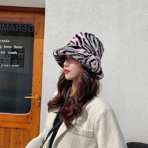 Chapeau bob en peluche à motif zèbre élégant pour femmes dans un décor de rue moderne et chic